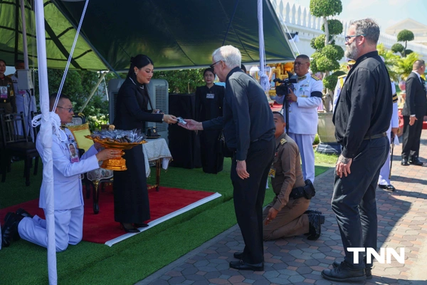 รูป-เจ้าฟ้าสิริวัณณวรีฯ พระราชทานเข็มกลัดโบว์ดำ แก่ประชาชนที่เดินทางมาถวายความอาลัย สมเด็จพระพันปีหลวง-5