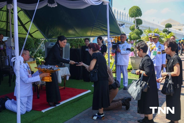 รูป-เจ้าฟ้าสิริวัณณวรีฯ พระราชทานเข็มกลัดโบว์ดำ แก่ประชาชนที่เดินทางมาถวายความอาลัย สมเด็จพระพันปีหลวง-6