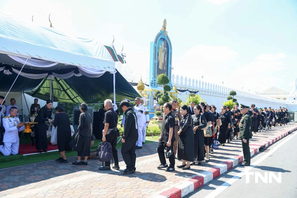 รูป-เจ้าฟ้าสิริวัณณวรีฯ พระราชทานเข็มกลัดโบว์ดำ แก่ประชาชนที่เดินทางมาถวายความอาลัย สมเด็จพระพันปีหลวง-8