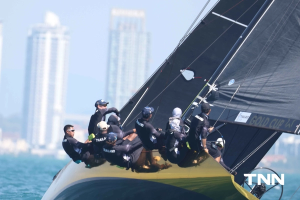 รูป-ประมวลภาพ พระราชินี ทรงนำนักกีฬาเรือใบทีมชาติไทย แข่งขันเก็บคะแนนวันที่ 1 ของกีฬาเรือใบ ประเภทเรือคีลโบท SSL47  ซีเกมส์ ครั้งที่ 33-6