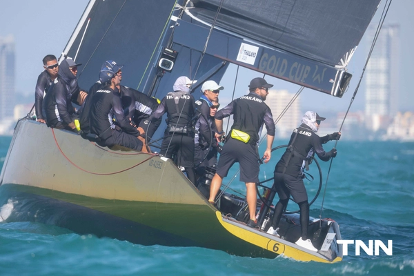 รูป-ประมวลภาพ พระราชินี ทรงนำนักกีฬาเรือใบทีมชาติไทย แข่งขันเก็บคะแนนวันที่ 1 ของกีฬาเรือใบ ประเภทเรือคีลโบท SSL47  ซีเกมส์ ครั้งที่ 33-23