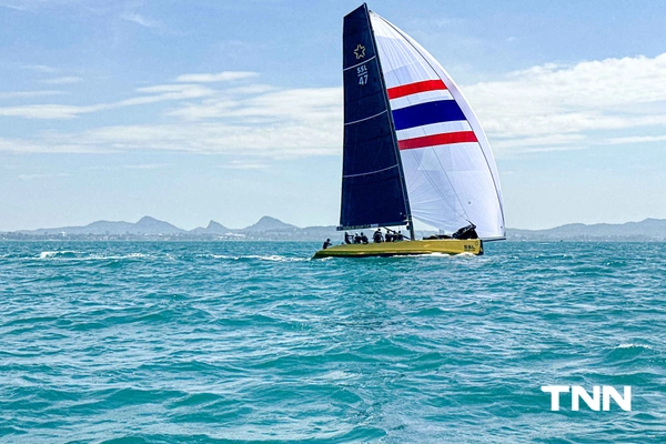 รูป-ประมวลภาพ พระราชินี ทรงนำนักกีฬาเรือใบทีมชาติไทย แข่งขันเก็บคะแนนวันที่ 1 ของกีฬาเรือใบ ประเภทเรือคีลโบท SSL47  ซีเกมส์ ครั้งที่ 33-25