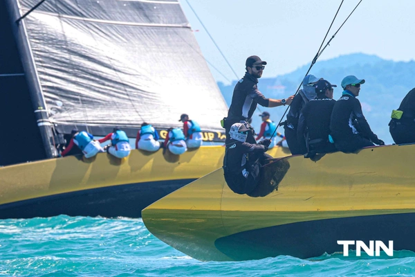 รูป-ประมวลภาพ พระราชินี ทรงนำนักกีฬาเรือใบทีมชาติไทย แข่งขันเก็บคะแนนวันที่ 1 ของกีฬาเรือใบ ประเภทเรือคีลโบท SSL47  ซีเกมส์ ครั้งที่ 33-7