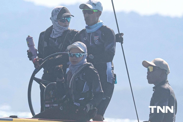 รูป-ประมวลภาพ พระราชินี ทรงนำนักกีฬาเรือใบทีมชาติไทย แข่งขันเก็บคะแนนวันที่ 1 ของกีฬาเรือใบ ประเภทเรือคีลโบท SSL47  ซีเกมส์ ครั้งที่ 33-16