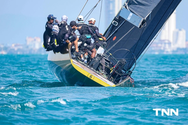 รูป-ประมวลภาพ พระราชินี ทรงนำนักกีฬาเรือใบทีมชาติไทย แข่งขันเก็บคะแนนวันที่ 1 ของกีฬาเรือใบ ประเภทเรือคีลโบท SSL47  ซีเกมส์ ครั้งที่ 33-5