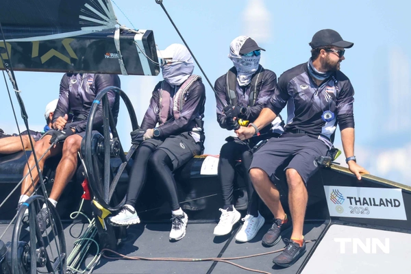 รูป-ประมวลภาพ พระราชินี ทรงนำนักกีฬาเรือใบทีมชาติไทย แข่งขันเก็บคะแนนวันที่ 1 ของกีฬาเรือใบ ประเภทเรือคีลโบท SSL47  ซีเกมส์ ครั้งที่ 33-4