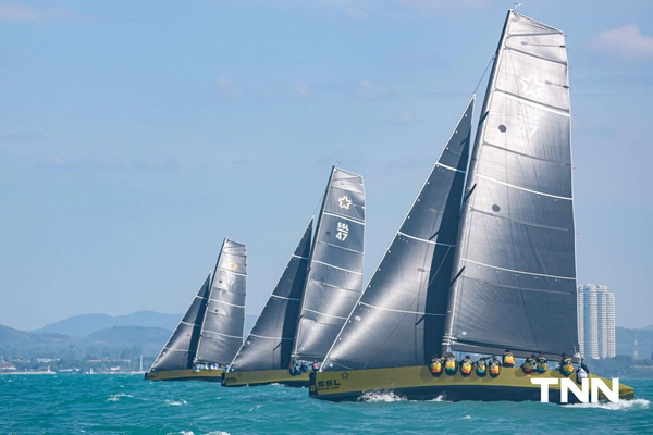 รูป-ประมวลภาพ พระราชินี ทรงนำนักกีฬาเรือใบทีมชาติไทย แข่งขันเก็บคะแนนวันที่ 1 ของกีฬาเรือใบ ประเภทเรือคีลโบท SSL47  ซีเกมส์ ครั้งที่ 33-14