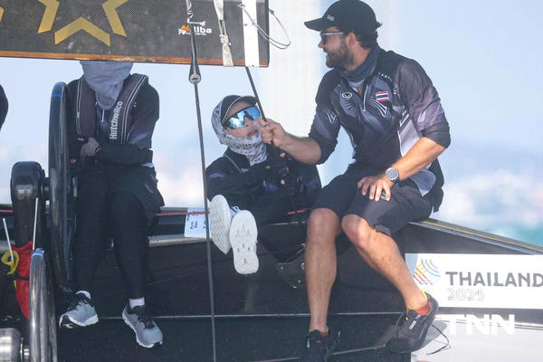 รูป-ประมวลภาพ พระราชินี ทรงนำนักกีฬาเรือใบทีมชาติไทย แข่งขันเก็บคะแนนวันที่ 1 ของกีฬาเรือใบ ประเภทเรือคีลโบท SSL47  ซีเกมส์ ครั้งที่ 33-21