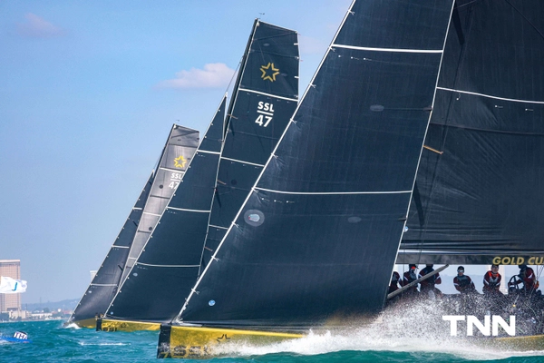 รูป-ประมวลภาพ พระราชินี ทรงนำนักกีฬาเรือใบทีมชาติไทย แข่งขันเก็บคะแนนวันที่ 1 ของกีฬาเรือใบ ประเภทเรือคีลโบท SSL47  ซีเกมส์ ครั้งที่ 33-17