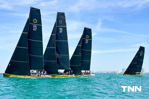 รูป-ประมวลภาพ พระราชินี ทรงนำนักกีฬาเรือใบทีมชาติไทย แข่งขันเก็บคะแนนวันที่ 1 ของกีฬาเรือใบ ประเภทเรือคีลโบท SSL47  ซีเกมส์ ครั้งที่ 33-24