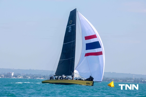 รูป-ประมวลภาพ พระราชินี ทรงนำนักกีฬาเรือใบทีมชาติไทย แข่งขันเก็บคะแนนวันที่ 1 ของกีฬาเรือใบ ประเภทเรือคีลโบท SSL47  ซีเกมส์ ครั้งที่ 33-11