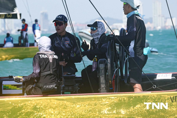 รูป-ประมวลภาพ พระราชินี ทรงนำนักกีฬาเรือใบทีมชาติไทย แข่งขันเก็บคะแนนวันที่ 1 ของกีฬาเรือใบ ประเภทเรือคีลโบท SSL47  ซีเกมส์ ครั้งที่ 33-15