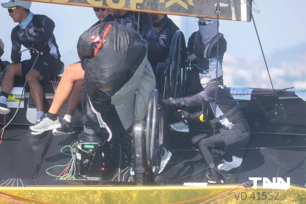 รูป-ประมวลภาพ พระราชินี ทรงนำนักกีฬาเรือใบทีมชาติไทย แข่งขันเก็บคะแนนวันที่ 1 ของกีฬาเรือใบ ประเภทเรือคีลโบท SSL47  ซีเกมส์ ครั้งที่ 33-18