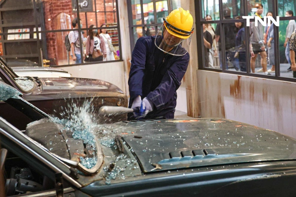 รูป-เครียดนักก็มาลงที่นี่ "อันธพาลตีเกมส์" ชูไฮไลต์โซนทุบรถและสนามมวย พื้นที่ปลอดภัยสำหรับคนอยากปลดปล่อยความเครียด-4