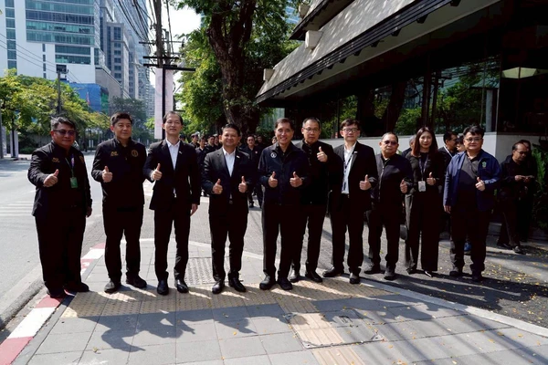 รูป-MEA จับมือ กทม. พลิกโฉม "ถนนวิทยุ" สู่มหานครไร้สาย -6