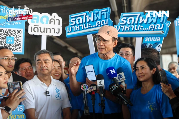 รูป-"มาร์ค" นำทีม ปชป. บุกกรุงฯ ชูนโยบาย "รถไฟฟ้า 5-30 บาท" ดัน พ.ร.บ.อากาศสะอาด แก้ฝุ่น PM 2.5-11