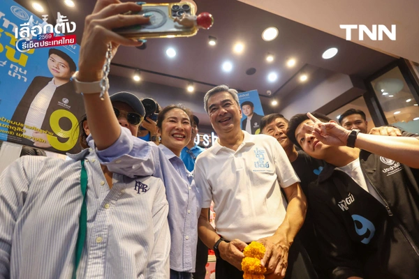 รูป-"มาร์ค" นำทีม ปชป. บุกกรุงฯ ชูนโยบาย "รถไฟฟ้า 5-30 บาท" ดัน พ.ร.บ.อากาศสะอาด แก้ฝุ่น PM 2.5-37