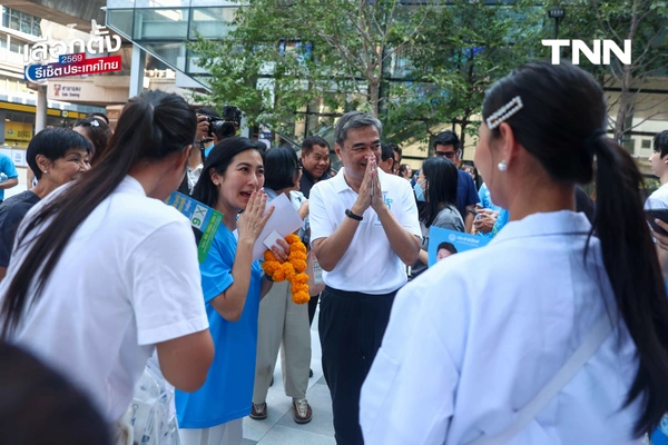 รูป-"มาร์ค" นำทีม ปชป. บุกกรุงฯ ชูนโยบาย "รถไฟฟ้า 5-30 บาท" ดัน พ.ร.บ.อากาศสะอาด แก้ฝุ่น PM 2.5-23