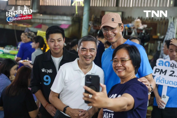 รูป-"มาร์ค" นำทีม ปชป. บุกกรุงฯ ชูนโยบาย "รถไฟฟ้า 5-30 บาท" ดัน พ.ร.บ.อากาศสะอาด แก้ฝุ่น PM 2.5-33