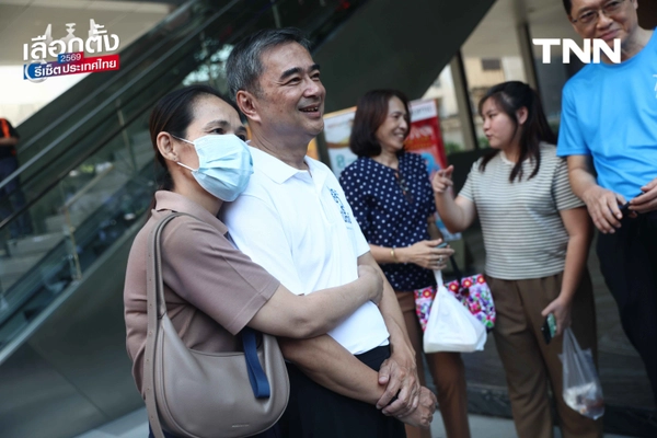 รูป-"มาร์ค" นำทีม ปชป. บุกกรุงฯ ชูนโยบาย "รถไฟฟ้า 5-30 บาท" ดัน พ.ร.บ.อากาศสะอาด แก้ฝุ่น PM 2.5-22