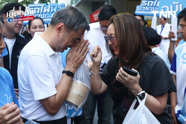 รูป-"มาร์ค" นำทีม ปชป. บุกกรุงฯ ชูนโยบาย "รถไฟฟ้า 5-30 บาท" ดัน พ.ร.บ.อากาศสะอาด แก้ฝุ่น PM 2.5-27