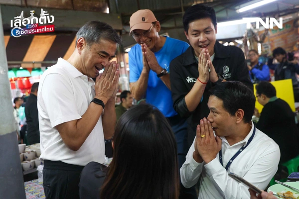 รูป-"มาร์ค" นำทีม ปชป. บุกกรุงฯ ชูนโยบาย "รถไฟฟ้า 5-30 บาท" ดัน พ.ร.บ.อากาศสะอาด แก้ฝุ่น PM 2.5-34