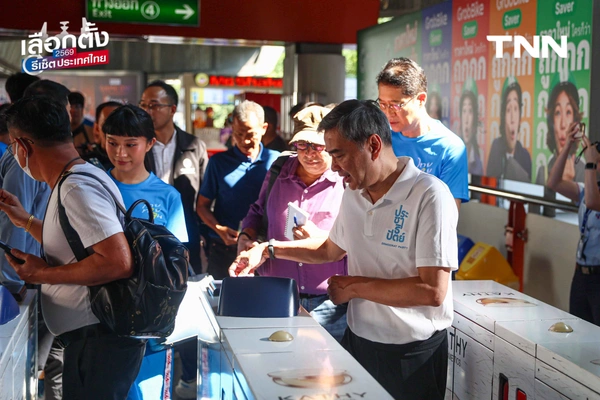 รูป-"มาร์ค" นำทีม ปชป. บุกกรุงฯ ชูนโยบาย "รถไฟฟ้า 5-30 บาท" ดัน พ.ร.บ.อากาศสะอาด แก้ฝุ่น PM 2.5-13