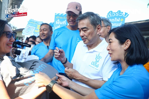 รูป-"มาร์ค" นำทีม ปชป. บุกกรุงฯ ชูนโยบาย "รถไฟฟ้า 5-30 บาท" ดัน พ.ร.บ.อากาศสะอาด แก้ฝุ่น PM 2.5-4