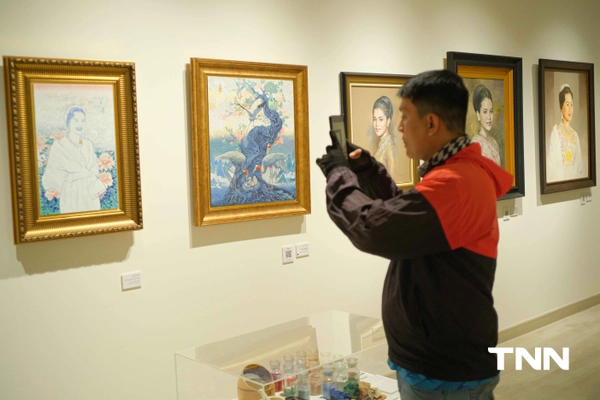 รูป-2 ศิลปินแห่งชาติ นำทัพสร้างสรรค์งานศิลป์ชั้นสูง น้อมรำลึกในพระมหากรุณาธิคุณ “สมเด็จพระพันปีหลวง"-11