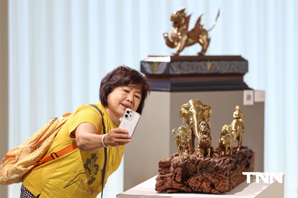 รูป-2 ศิลปินแห่งชาติ นำทัพสร้างสรรค์งานศิลป์ชั้นสูง น้อมรำลึกในพระมหากรุณาธิคุณ “สมเด็จพระพันปีหลวง"-12