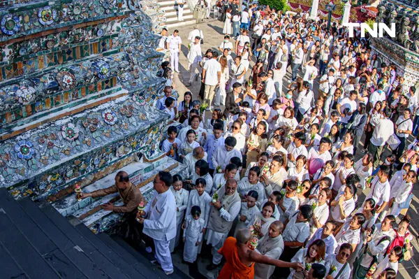 รูป-ชาวพุทธร่วมใจ ตักบาตร-ห่มผ้าพระปรางค์วัดอรุณฯ รับอรุณวันมาฆบูชา ปี 2569-32