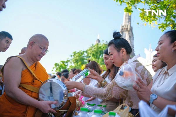 รูป-ชาวพุทธร่วมใจ ตักบาตร-ห่มผ้าพระปรางค์วัดอรุณฯ รับอรุณวันมาฆบูชา ปี 2569-9