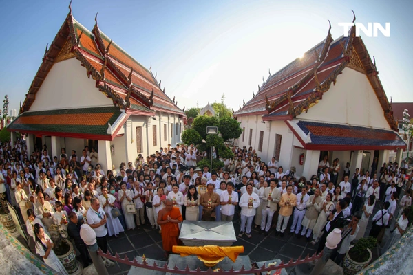 รูป-ชาวพุทธร่วมใจ ตักบาตร-ห่มผ้าพระปรางค์วัดอรุณฯ รับอรุณวันมาฆบูชา ปี 2569-23