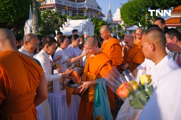 รูป-ชาวพุทธร่วมใจ ตักบาตร-ห่มผ้าพระปรางค์วัดอรุณฯ รับอรุณวันมาฆบูชา ปี 2569-5