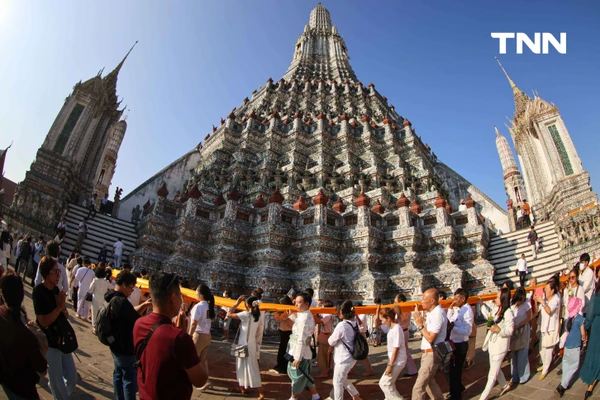รูป-ชาวพุทธร่วมใจ ตักบาตร-ห่มผ้าพระปรางค์วัดอรุณฯ รับอรุณวันมาฆบูชา ปี 2569-29