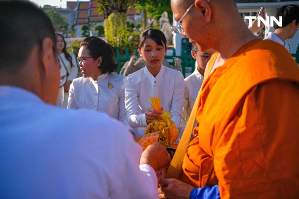 รูป-ชาวพุทธร่วมใจ ตักบาตร-ห่มผ้าพระปรางค์วัดอรุณฯ รับอรุณวันมาฆบูชา ปี 2569-6