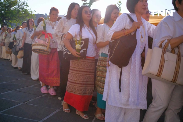 รูป-ชาวพุทธร่วมใจ ตักบาตร-ห่มผ้าพระปรางค์วัดอรุณฯ รับอรุณวันมาฆบูชา ปี 2569-15