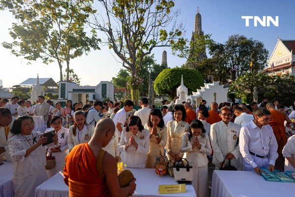 รูป-ชาวพุทธร่วมใจ ตักบาตร-ห่มผ้าพระปรางค์วัดอรุณฯ รับอรุณวันมาฆบูชา ปี 2569-19