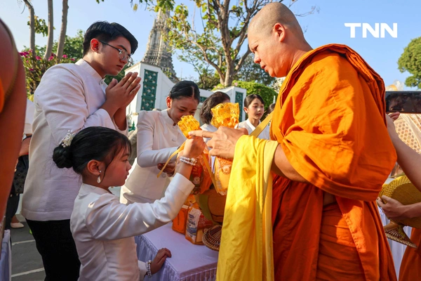 รูป-ชาวพุทธร่วมใจ ตักบาตร-ห่มผ้าพระปรางค์วัดอรุณฯ รับอรุณวันมาฆบูชา ปี 2569-20