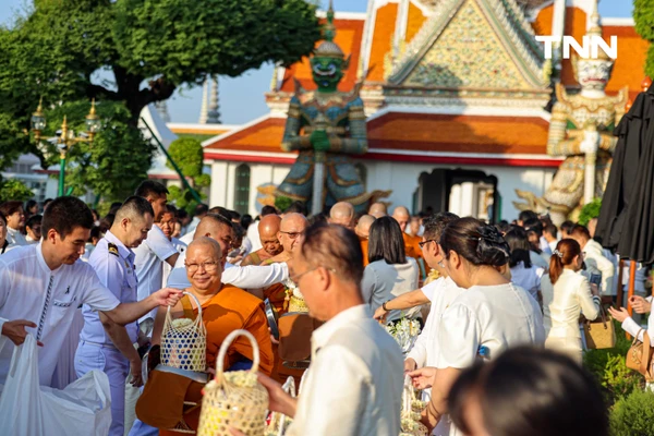 รูป-ชาวพุทธร่วมใจ ตักบาตร-ห่มผ้าพระปรางค์วัดอรุณฯ รับอรุณวันมาฆบูชา ปี 2569-18