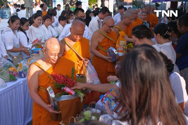 รูป-ชาวพุทธร่วมใจ ตักบาตร-ห่มผ้าพระปรางค์วัดอรุณฯ รับอรุณวันมาฆบูชา ปี 2569-8