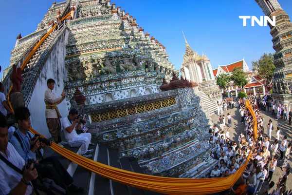 รูป-ชาวพุทธร่วมใจ ตักบาตร-ห่มผ้าพระปรางค์วัดอรุณฯ รับอรุณวันมาฆบูชา ปี 2569-31