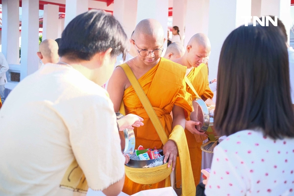 รูป-ชาวพุทธร่วมใจ ตักบาตร-ห่มผ้าพระปรางค์วัดอรุณฯ รับอรุณวันมาฆบูชา ปี 2569-10