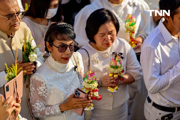 รูป-ชาวพุทธร่วมใจ ตักบาตร-ห่มผ้าพระปรางค์วัดอรุณฯ รับอรุณวันมาฆบูชา ปี 2569-22