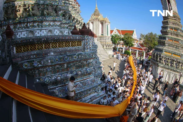 รูป-ชาวพุทธร่วมใจ ตักบาตร-ห่มผ้าพระปรางค์วัดอรุณฯ รับอรุณวันมาฆบูชา ปี 2569-30