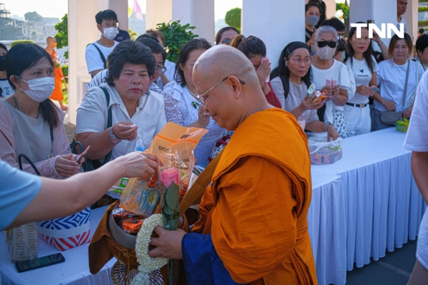 รูป-ชาวพุทธร่วมใจ ตักบาตร-ห่มผ้าพระปรางค์วัดอรุณฯ รับอรุณวันมาฆบูชา ปี 2569-7