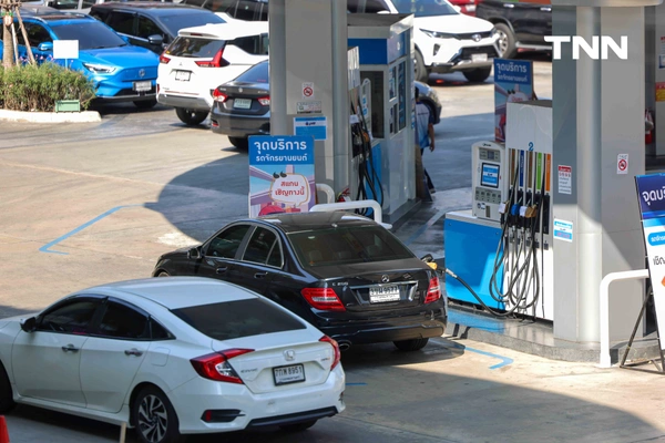 รูป-ยังมีน้ำมันสำรอง รถน้ำมันเข้าเติมน้ำมันบริเวณปั้มในพื้นที่ กทม. หลังปิดป้ายน้ำมันหมดบางชนิด-11