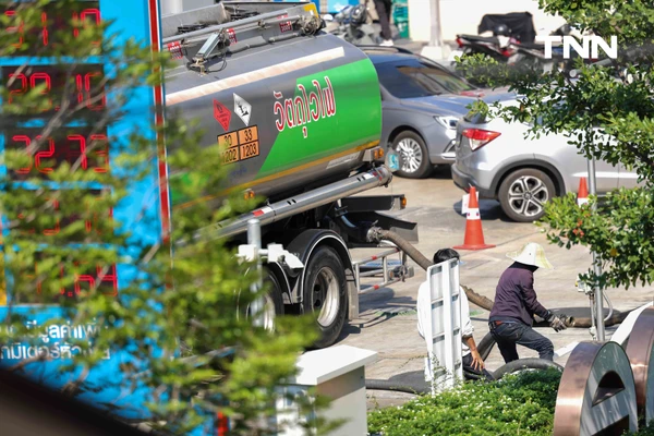 รูป-ยังมีน้ำมันสำรอง รถน้ำมันเข้าเติมน้ำมันบริเวณปั้มในพื้นที่ กทม. หลังปิดป้ายน้ำมันหมดบางชนิด-12