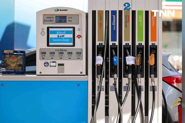 รูป-ยังมีน้ำมันสำรอง รถน้ำมันเข้าเติมน้ำมันบริเวณปั้มในพื้นที่ กทม. หลังปิดป้ายน้ำมันหมดบางชนิด-7