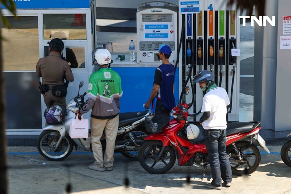 รูป-ยังมีน้ำมันสำรอง รถน้ำมันเข้าเติมน้ำมันบริเวณปั้มในพื้นที่ กทม. หลังปิดป้ายน้ำมันหมดบางชนิด-5